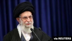 Pemimpin Agung Iran, Ayatollah Ali Khamenei, berpidato yang disiarkan langsung di televisi, di Teheran, Iran, 8 Januari 2021. (Situs web resmi Official Khamenei via Reuters) 