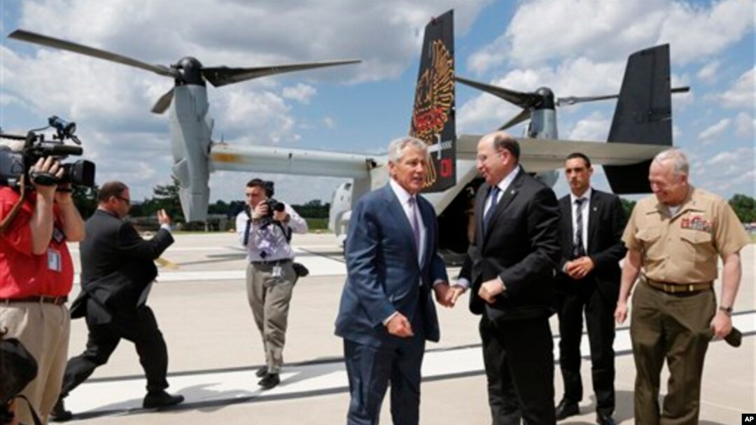 Menhan AS Chuck Hagel menyambut Menhan Israel Moshe Yaalon setibanya di Pentagon dengan pesawat MV-22 Osprey, Jumat (14/6).