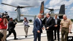 Menhan AS Chuck Hagel menyambut Menhan Israel Moshe Yaalon setibanya di Pentagon dengan pesawat MV-22 Osprey, Jumat (14/6).