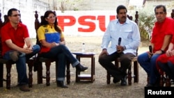 Venezuela's acting President and Presidential candidate Nicolas Maduro (2nd R), his wife Cilia Flores (2nd L) sit with brother of late President Hugo Chavez, governor of Barinas Adan Chavez (R), and President Chavez's son-in-law, Venezuela's Vice President Jorge Arreaza, as they attend a ceremony in the state of Barinas, Apr. 2, 2013.