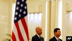 지난 2013년 12월 중국을 방문한 조 바이든 미국 부통령(왼쪽)이 베이징에서 시진핑 중국 국가주석과 회담했다. 
