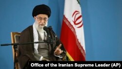 ຜູ້ນຳສູງສຸດຂອງ ອີຣ່ານ ທ່ານ Ayatollah Ali Khamenei, ກ່າວໃນລະຫວ່າງການພົບປະກັບພວກນັກຮຽນ ໃນນະຄອນຫຼວງ ເຕຮະຣານ, ອີຣ່ານ. 3 ພະຈິກ, 2015. 