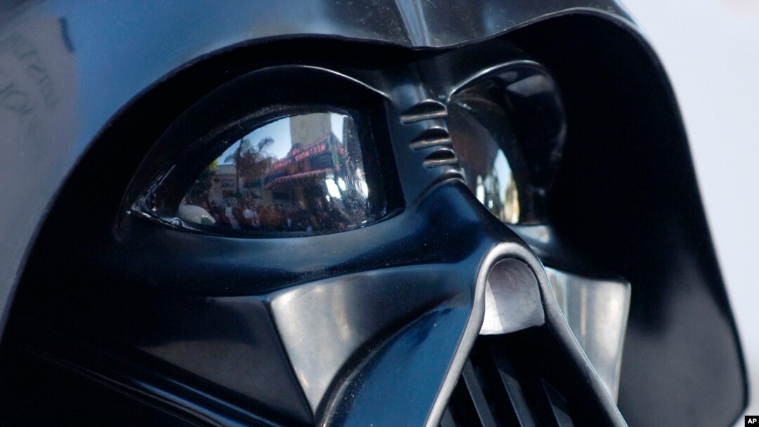 El traje es uno de los pocos de Darth Vader producidos en 1979 por el equipo del diseñador de vestuario de "Star Wars", en Londres, para la película "The Empire Strikes Back".