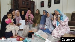 Hanifah Nurawaliah (kiri), 29 tahun, mendampingi warga di sekitar tempat tinggalnya di Rancaekek, Bandung, untuk belajar mengompos sampah. (Courtesy: pribadi)