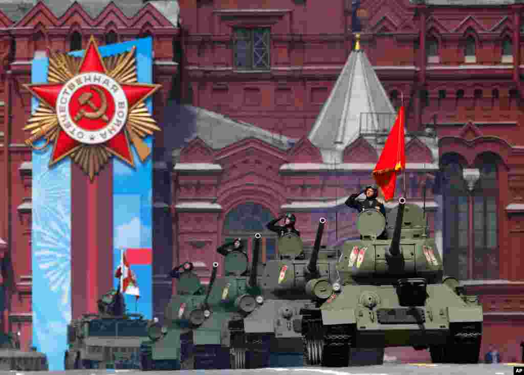 러시아 모스크바 붉은 광장에서 열린 &#39;승리의 날&#39; 열병식리허설에서 옛 소련의 T-34탱크가 행진하고 있다. &#39;승리의 날&#39;은 소련의 제2차 세계대전 승전 기념일이다. 