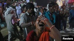 Une femme se dit être possédée par des esprits maléfiques alors qu'elle entre dans un état de transe au temple Guru Deoji Maharaj du village Malajpur dans le district de Betul dans l'Etat indien central de Madhya Pradesh Janua.