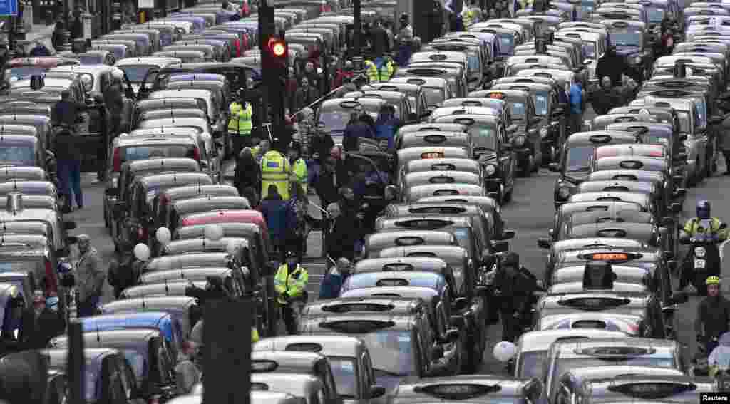 Taxistas londrinos protestam contra Uber no centro da capital britânica.