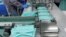 Una persona trabaja en una línea de ensamblaje de mascarillas médicas en Hong Kong China. Estadounidenses y europeos aspiran a no depender de China para sus suministros médicos.