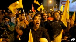 Supporters of Maldives' opposition presidential candidate Ibrahim Mohamed Solih celebrate their victory in Male, Maldives, Sept. 24, 2018. 