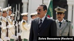 Le colonel Ely Ould Mohamed Vall en visite en Algérie le 7 mai 2006.