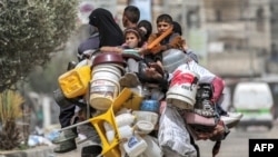 加沙的巴勒斯坦人正在撤离南部拉法城前往汗尤尼斯。（2024年5月11日）