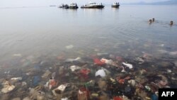 Sampah-sampah plastik tampak mencemari Laut Teluk Lampung, Bandar Lampung, 21 Februari 2019 lalu (foto: ilustrasi).