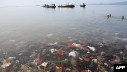 Sampah plastik di teluk Lampung, Desa Sukaraja, kecamatan Bumi Waras, Bandar Lampung, 21 Februari 2019.