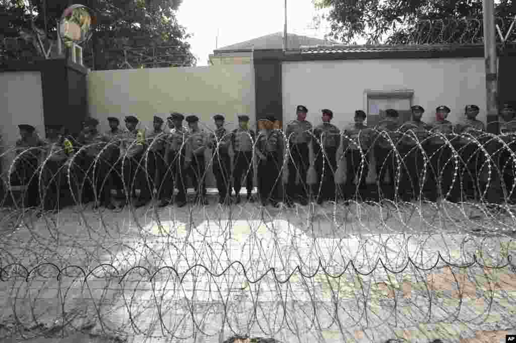 روہنگیا مسلمانوں کے حق میں نکالی جانے والی ریلی کے پیش نظر جکارتہ میں واقع میانمار کے سفارت خانے کے باہر سکیورٹی اہلکار تعینات ہیں