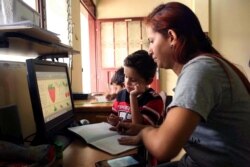 Padres y alumnos encaran el desafío de continuar la educación escolar. [Foto de archivo de una familia en San Cristobal, Venezuela, el 20 de marzo de 2020]