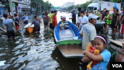 Seorang gadis cilik memeluk erat-erat bonekanya saat mengungsi dari banjir yang menggenangi rumahnya di pinggiran Bangkok.