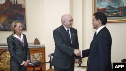 Potpredsednik srpske vlade Bozidar Djelić i zamenik pomoćnika državnog sekretara SAD Filip Riker se pozdravljaju u prisustvu ambasadorke SAD Meri Vorlik u zgradi Vlade Srbije.