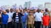 El expresidente de Cuba, Raúl Castro, y el presidente de Cuba, Miguel Díaz-Canel, caminan por el malecón frente al mar durante una protesta contra el embargo comercial a Cuba por parte de Estados Unidos, en La Habana, Cuba, el 20 de diciembre de 2024.