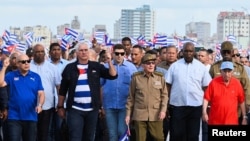 El expresidente de Cuba, Raúl Castro, y el presidente de Cuba, Miguel Díaz-Canel, caminan por el malecón frente al mar durante una protesta contra el embargo comercial a Cuba por parte de Estados Unidos, en La Habana, Cuba, el 20 de diciembre de 2024.