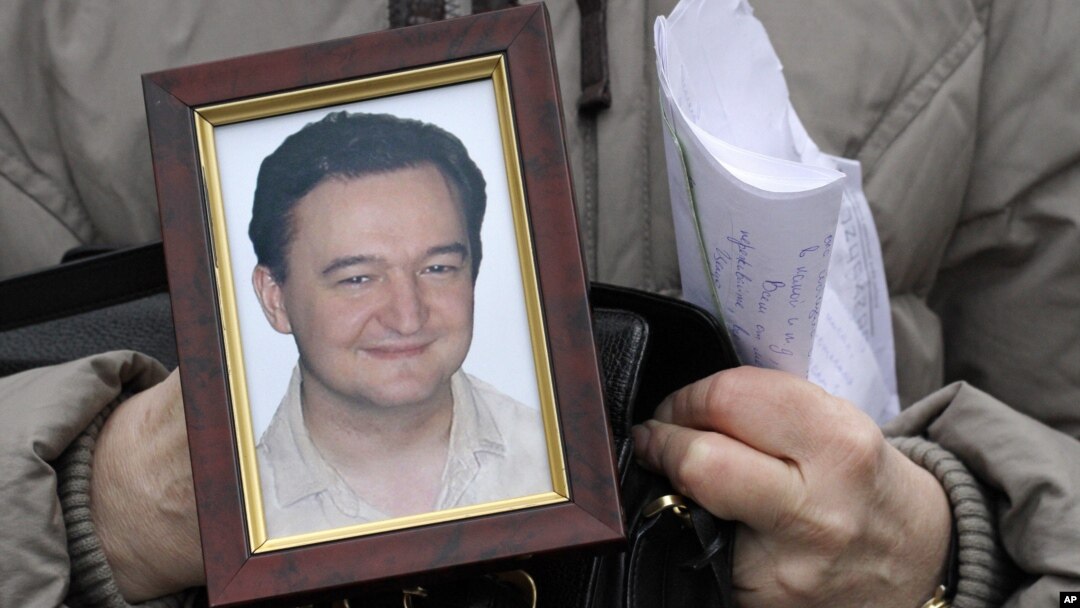 Foto pengacara Rusia Sergei Magnitsky yang meninggal di penjara, dan kemudian namanya diadopsi Amerika untuk undang-undang pemberi sanksi bagi pelanggar HAM di Rusia. (Foto: Dok)