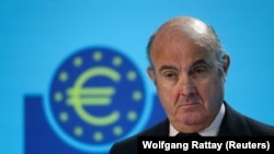 Wakil Presiden Bank Sentral Eropa (ECB) Luis de Guindos menghadiri konferensi pers setelah pertemuan kebijakan moneter ECB di Frankfurt, Jerman, 15 Desember 2022. (Foto: Wolfgang Rattay/Reuters)