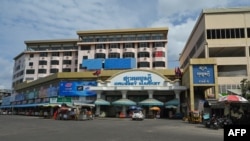 A general view shows the Orussey Market after it was temporarily closed following a few vendors testing positive for the Covid-19 coronavirus, in Phnom Penh, Cambodia, on April 4, 2021. (Photo by TANG CHHIN Sothy / AFP)