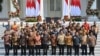 Presiden Joko Widodo (baris depan ke-6 kiri) dan Wakil Presiden Ma'ruf Amin (baris depan ke-6 dari kanan) bersama para menteri Kabinet Indonesia Maju di Istana Merdeka, Rabu, 23 Oktober 2019. (Foto: AFP)