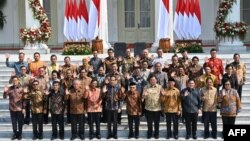 Presiden Joko Widodo (baris depan ke-6 kiri) dan Wakil Presiden Ma'ruf Amin (baris depan ke-6 dari kanan) bersama para menteri Kabinet Indonesia Maju di Istana Merdeka, Rabu, 23 Oktober 2019. (Foto: AFP)