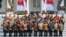 Presiden Joko Widodo (baris depan ke-6 kiri) dan Wakil Presiden Ma'ruf Amin (baris depan ke-6 dari kanan) bersama para menteri Kabinet Indonesia Maju di Istana Merdeka, Rabu, 23 Oktober 2019. (Foto: AFP)