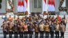 Presiden Joko Widodo (baris depan ke-6 kiri) dan Wakil Presiden Ma'ruf Amin (baris depan ke-6 dari kanan) bersama menteri-menteri kabinet baru di Istana Merdeka, Rabu, 23 Oktober 2019. (Foto: AFP)