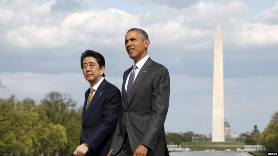 Presiden Barack Obama dan PM Jepang Shinzo Abe saat mengunjungi Lincoln Memorial di Washington DC, 27 April 2015 (foto: dok).