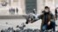 Un hombre con máscara protectora alimenta a las palomas en una plaza de Milán, Italia, mientras Europa es considerada ahora la zona más caliente del brote de coronavirus. 
