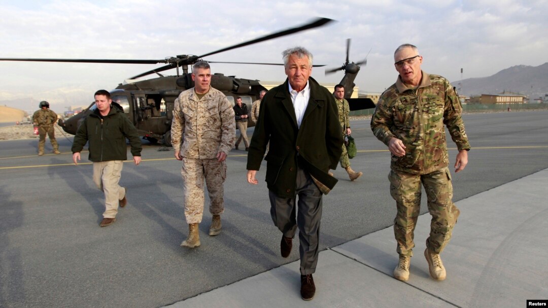 Menteri Pertahanan AS, Chuck Hagel turun dari helikopter menuju pesawat militernya di Kabul untuk kembali ke Washington (11/3). Jumpa pers bersama Presiden Afghanistan dan Menhan AS dibatalkan karena ancaman keamanan dan ungkapan Presiden Karzai menanggapi serangan Taliban saat lawanan Menhan AS di negara itu.