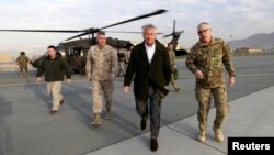 Menteri Pertahanan AS, Chuck Hagel turun dari helikopter menuju pesawat militernya di Kabul untuk kembali ke Washington (11/3). Jumpa pers bersama Presiden Afghanistan dan Menhan AS dibatalkan karena ancaman keamanan dan ungkapan Presiden Karzai menanggapi serangan Taliban saat lawanan Menhan AS di negara itu.