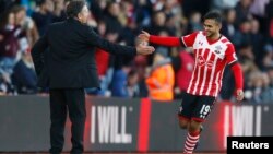 Sofiane Boufal célèbre son but avec Claude Puel, au stade de St Mary, en Angleterre, le 11 décembre 2016.