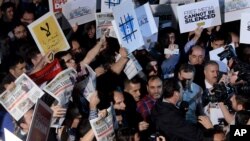 Di vê wêneya arşîvê de alîgirên Zaman giwaştinên ser rojnamê protesto dikin