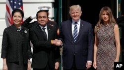 Presiden AS Donald Trump dan ibu negara Melania Trump (kanan) menerima PM Thailand Prayuth Chan-ocha dan istrinya, Naraporn Chan-ocha di Gedung Putih, Washington DC Senin (2/10). 