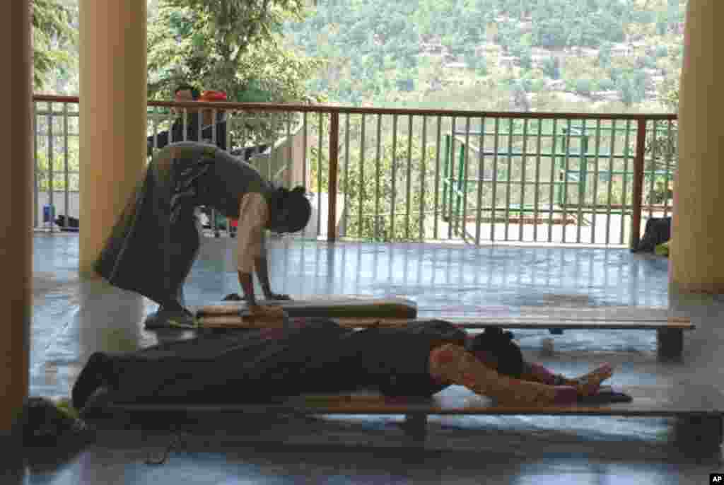 藏傳佛教信徒以五體投地的方式祈禱