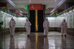 북한 평양의 제2백화점에서 지난 12월 영업 시작 전 신종 코로나바이러스 방역요원들이 소독을 하고 있다.