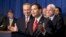 El senador Marco Rubio habla en la rueda de prensa en el Capitolio flanqueado por Chuck Schumer (a su derecha) y John McCain.