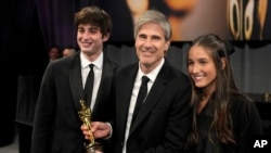 Vicente Salles, a la izquierda, Walter Salles, ganador del premio por "I'm Still Here" de Brasil, a mejor película internacional, y Helena Salles asisten al Governors Ball después de los Oscar el domingo 2 de marzo de 2025, en Los Ángeles. AP