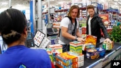 Dos estadounidenses aportan al programa Outnumber Hunger, que ayuda con comida a personas necesitadas.
