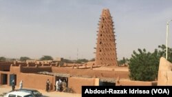 La mosquée d'Agadez, le 17 décembre 2016, au Niger. (VOA/Abdoul-Razak Idrissa)