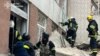 Spasioci i vatrogasci na mestu ruskog raketnog napada u Černigovu, Ukrajina, 17. aprila 2024.