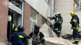 Tim penyelamat bekerja di lokasi serangan rudal Rusia, di tengah serangan Rusia ke Ukraina, di Chernihiv, Ukraina 17 April 2024. (Layanan pers Layanan Darurat Negara Ukraina/Handout via REUTERS)