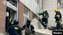 Tim penyelamat bekerja di lokasi serangan rudal Rusia, di tengah serangan Rusia ke Ukraina, di Chernihiv, Ukraina 17 April 2024. (Layanan pers Layanan Darurat Negara Ukraina/Handout via REUTERS)