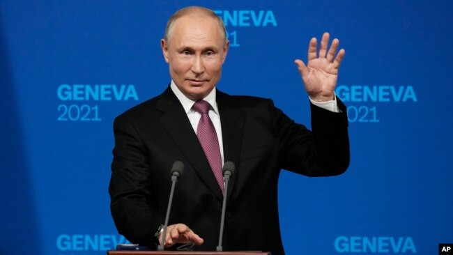 Presiden Rusia Vladimir Putin memberikan konferensi pers terpisah usai pertemuan di Jenewa, Rabu (16/6).