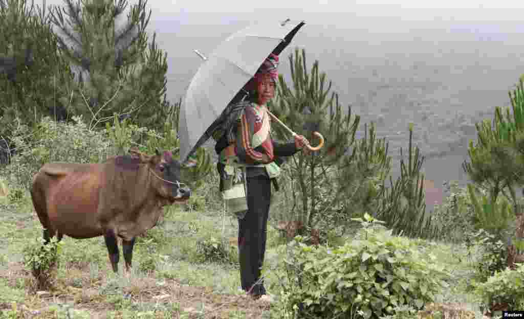 Phụ nữ Hmong tại đèo Pha Đin trong tỉnh Điện Biên, ngày 5/5/2014. Việt Nam đánh dấu 60 năm chiến thắng Điện Biên Phủ chấm dứt chế độ cai trị của Pháp ở Đông Dương.