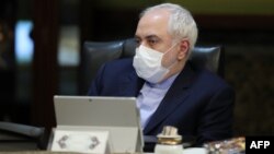 Menlu Iran Mohammad Javad Zarif mengenakan masker dalam rapat kabinet di Teheran. 