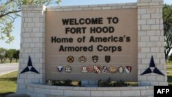 Pintu gerbang kompleks militer Amerika di Fort Hood, Texas (Foto: dok).